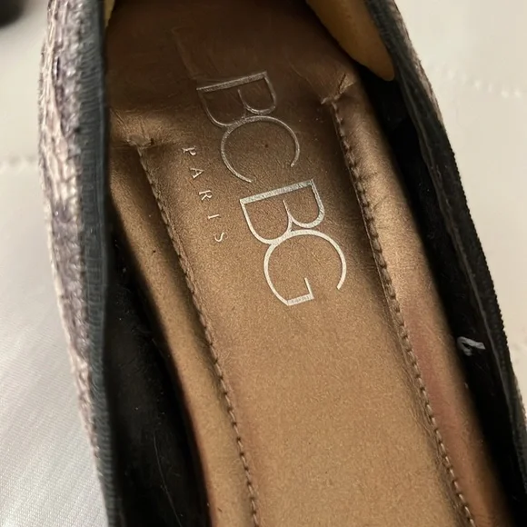 BCBG Paris wedged heel shoes W round toes snake print sz 8 in good condition - Picture 6 of 7